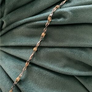 10 kt gold bracelet.